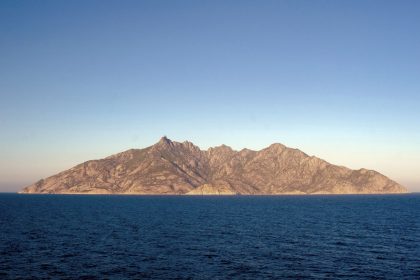 Dugi granitni greben ostrva Montecristo iznad plavog Tirenskog mora