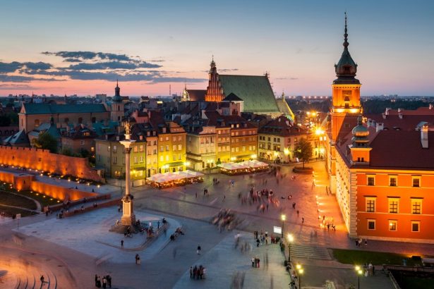 Stari grad Varšave i Trg zamka osvetljeni u sumrak u Poljskoj