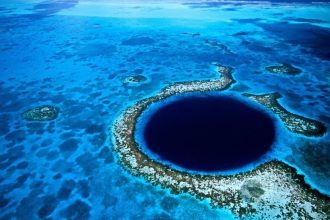 Velika plava rupa kao tamni krug unutar tirkiznog grebena u Belizeu