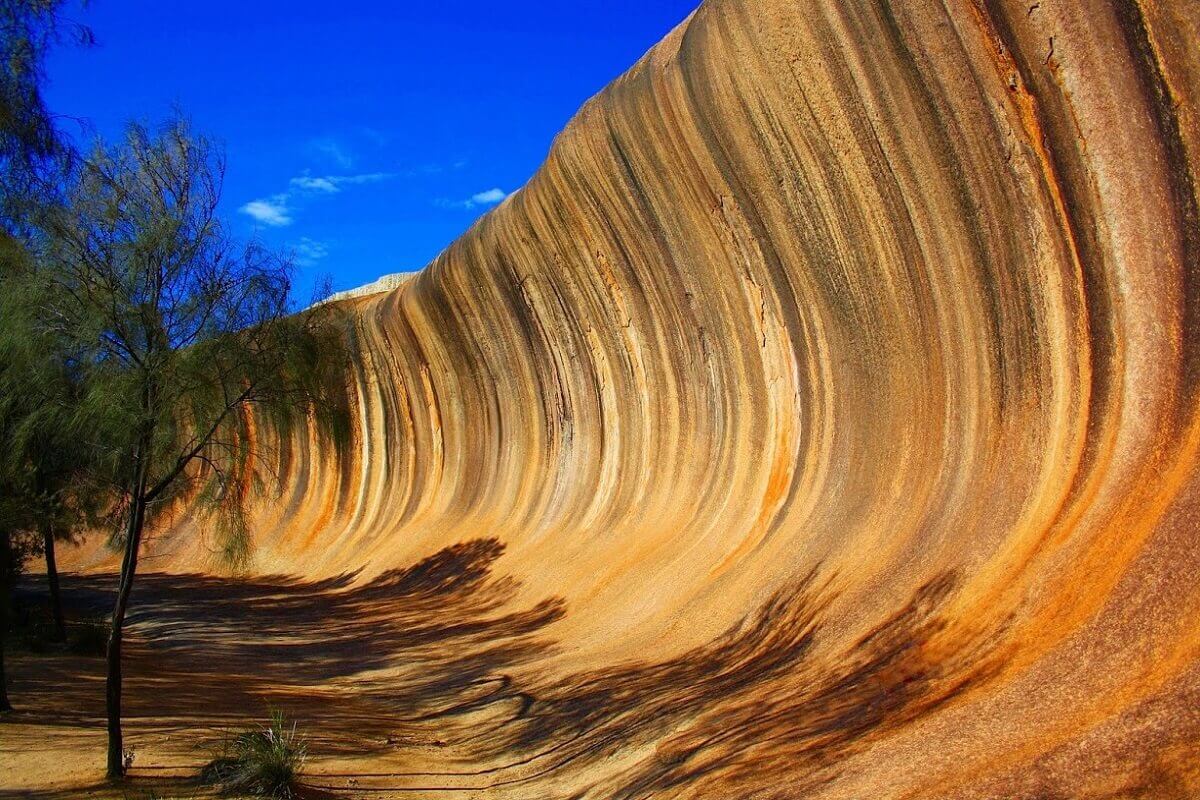 AVE-ROCK-AUSTRALIA