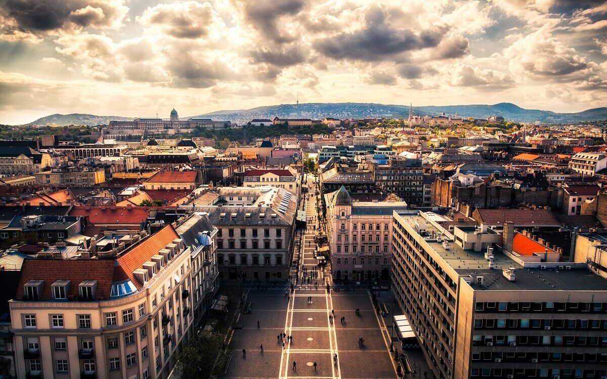 Budapest-Europeisk-underhållningshuvudstad-Travel-S-Helper