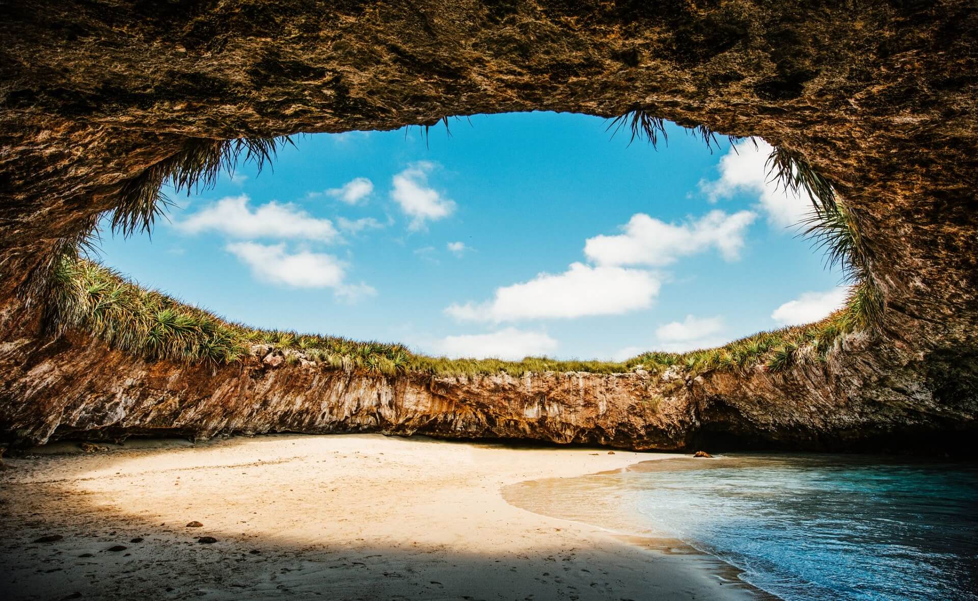 Versteckter Strand auf der Insel, der den Sprengsatz enthält