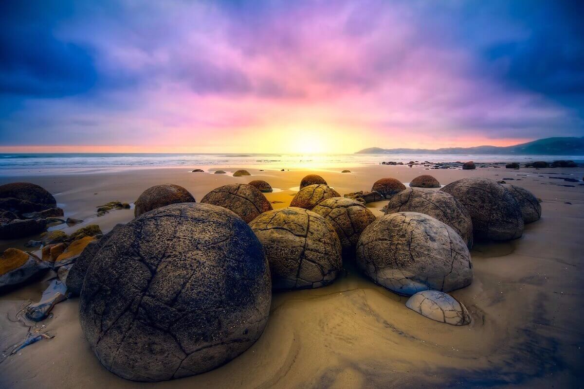 MOERAKI-STONES-NEW-ZEALAND