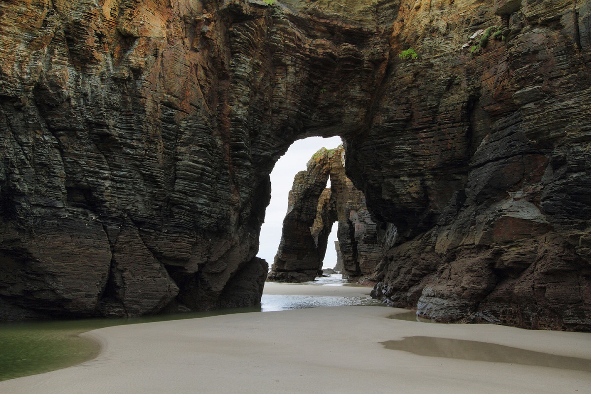 Praia de As Catedrais - CATHEDRAL BEACH - Het geheim van een oude schat verborgen in de rotsen