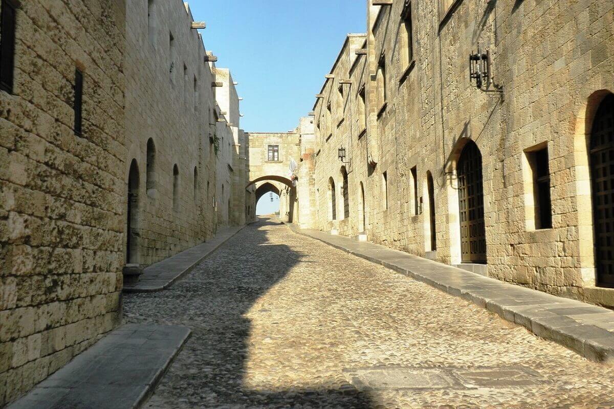 Calle-de-los-Caballeros-Rodas