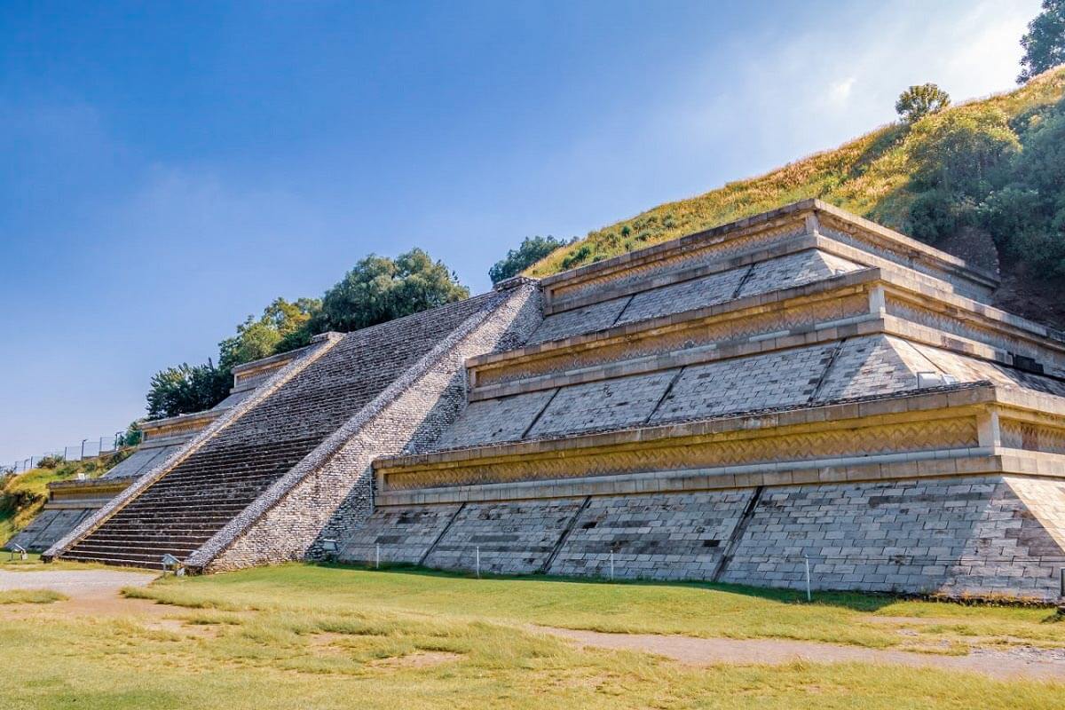 A maior pirâmide do mundo está localizada no México