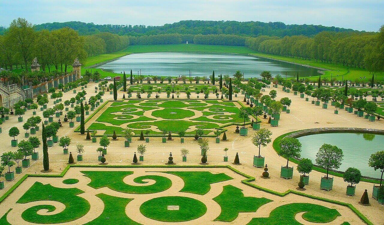 The-gardens-of-Versailles-Paris