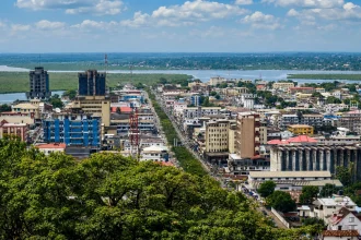 蒙罗维亚市区从绿荫高处延伸至河口水域与低层街区