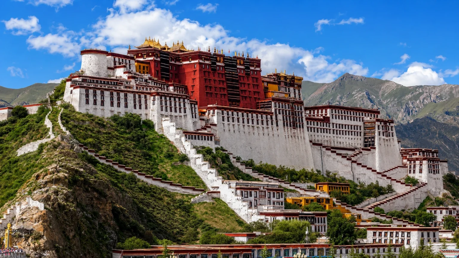 拉萨山坡上的布达拉宫在蓝天与群山前展开