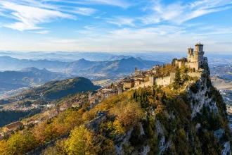 蒂塔诺山岩脊上的圣马力诺古堡、城墙与周围丘陵