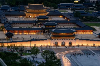 暮色中灯光映照的首尔景福宫与光化门建筑群