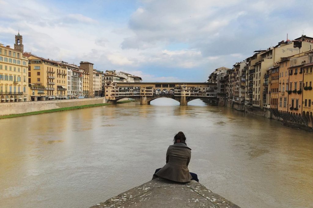 独自旅行者在旅途中行走的场景