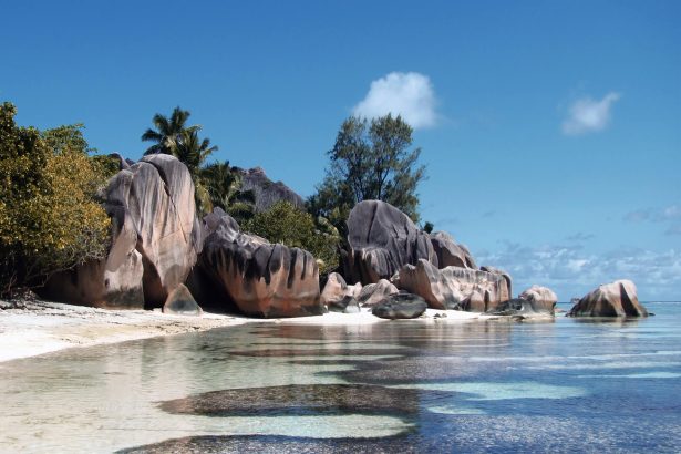 Anse Source d’Argent 的花岗岩巨石、浅海与沙滩景观