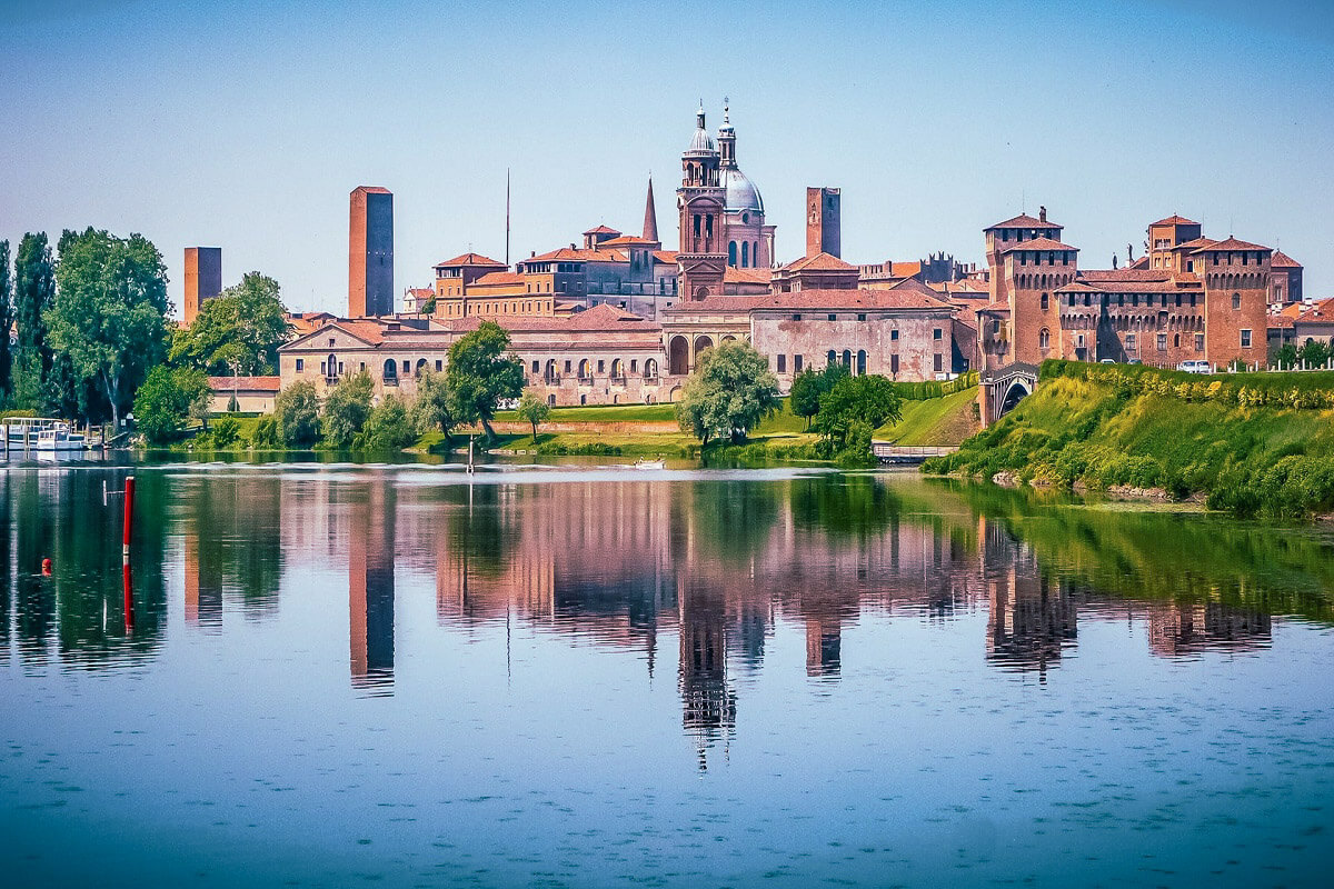曼托瓦古城建筑与水岸景观