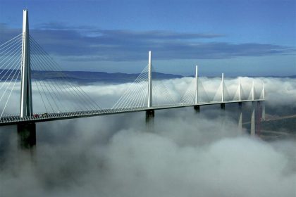 法国米约高架桥跨越塔恩河谷的景观