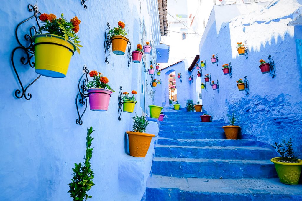 摩洛哥舍夫沙万老城中的蓝色墙面与台阶