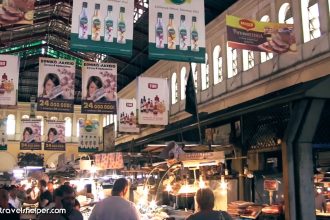 欧洲城市食品市场内繁忙摊位与顾客的专题主图