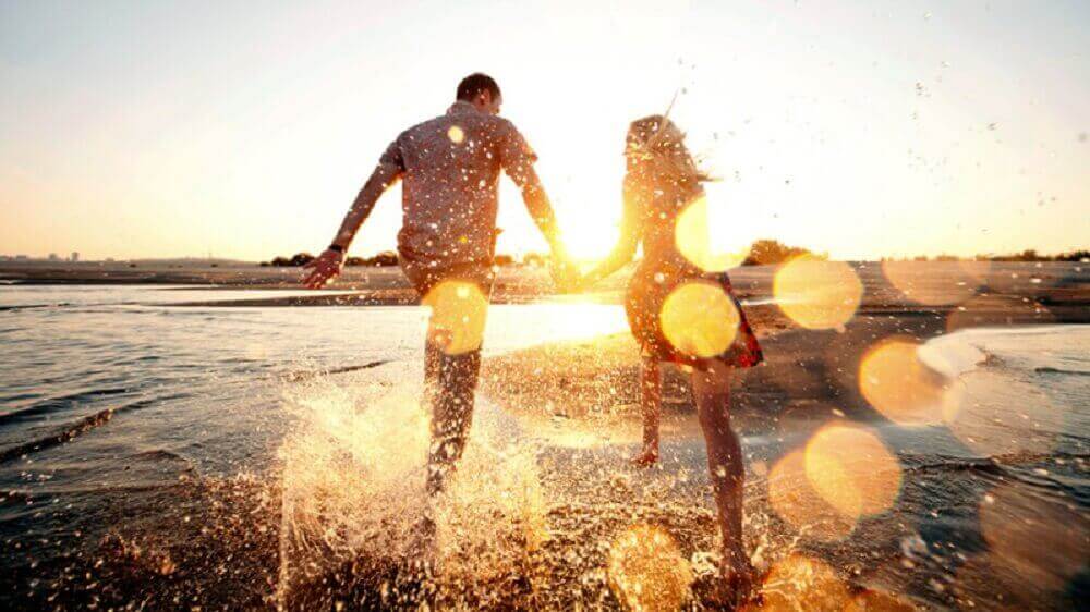 独自旅行者在自然环境中停留休息的旅行场景